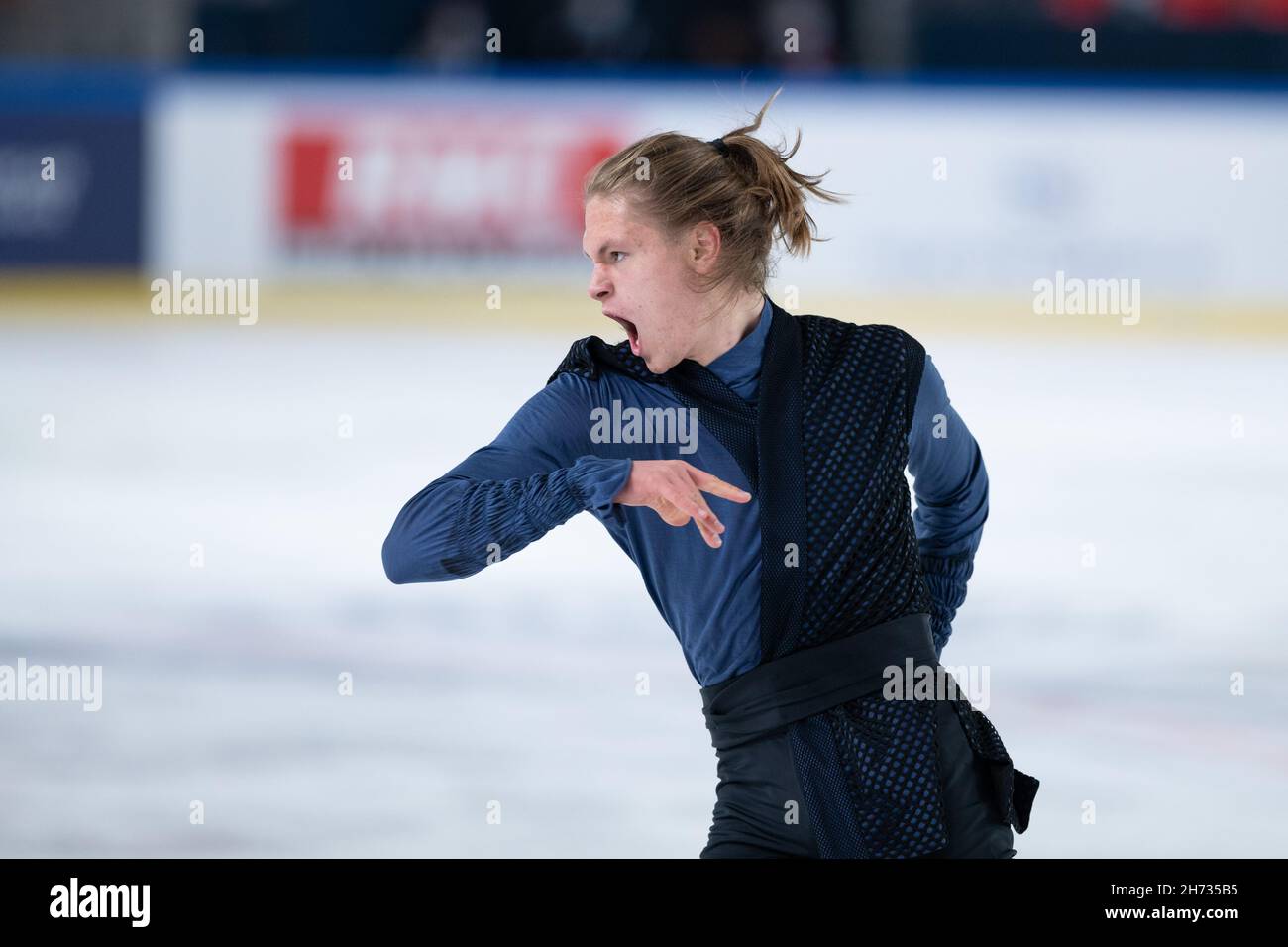 Grenoble, Frankreich. 19th. November 2021. Deniss Vasiljevs aus Lettland nimmt am 19th. November 2021 am Männer-Kurzprogramm des ISU Grand Prix of Figure Skating - Internationaux de France in Patinoire Polesud in Grenoble, Frankreich, Teil. Quelle: Kathleen Michel/Alamy Live News Stockfoto