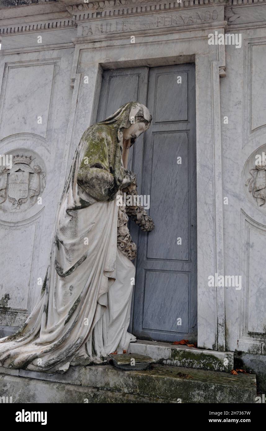 Die Statue einer getarnte Figur steht an der Tür des Mausoleums der Familie Fernando auf dem historischen Friedhof Passy (Cimetière de Passy) in Paris. Stockfoto