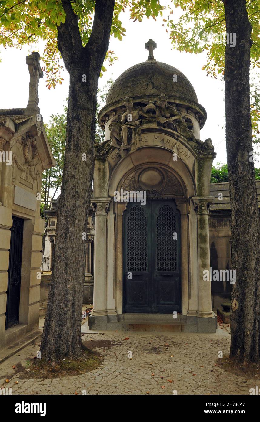 Das prunkvolle Marinoni-Mausoleum ist auf dem historischen Friedhof Passy (Cimetière de Passy) in Paris zwischen zwei Bäumen eingerahmt. Stockfoto