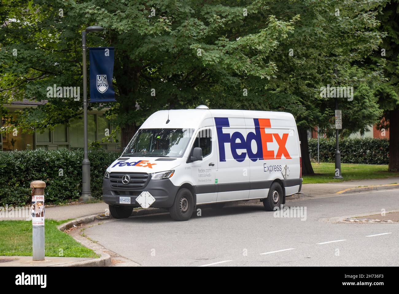 Vancouver, Kanada - 3. September 2021: FedEx Express-LKW auf der Straße an der University of British Columbia Stockfoto