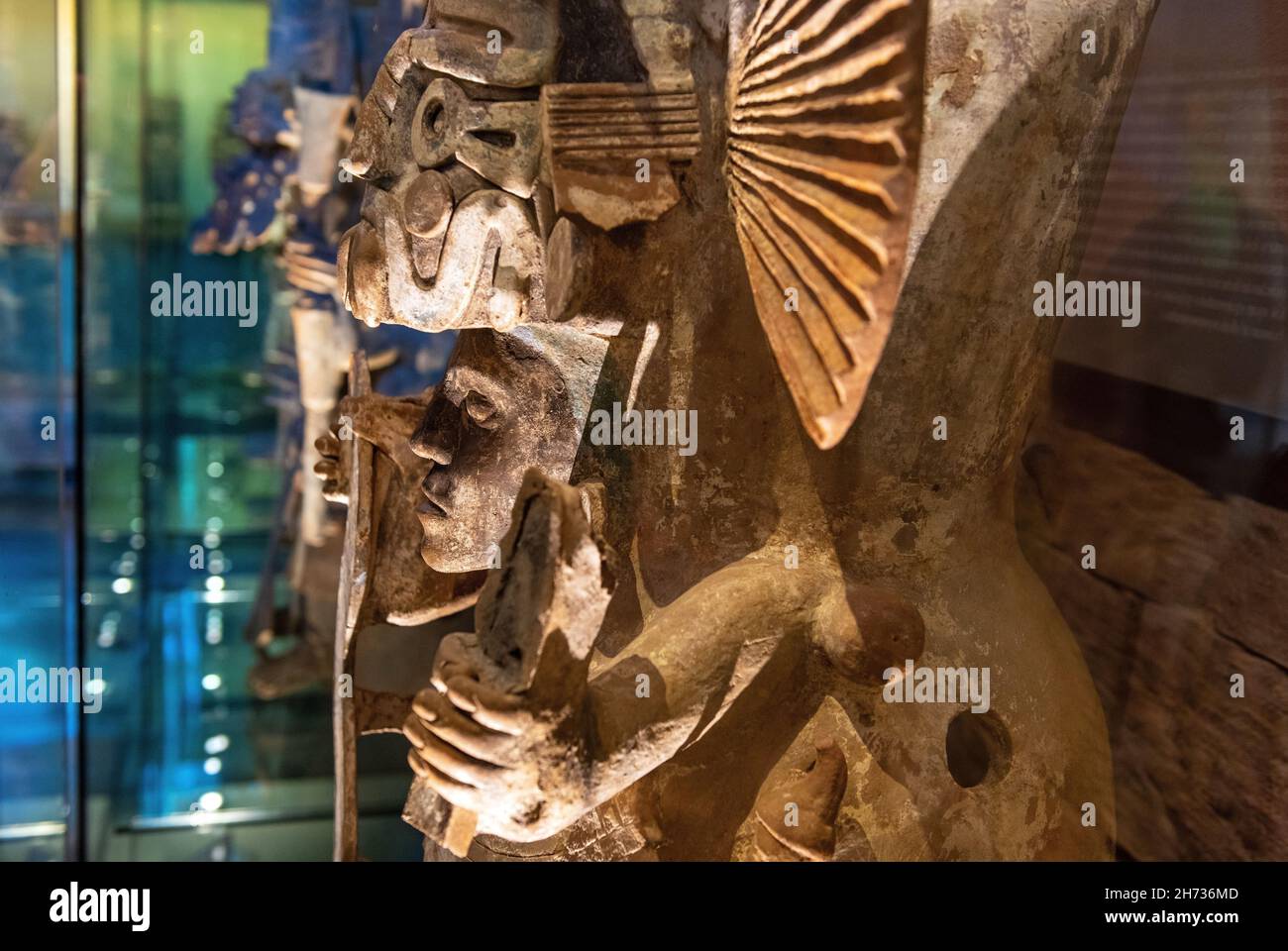 Keramik-Statue und Skulptur Porträt eines maya-König Herrscher, Mexiko-Stadt, Mexiko. Fokus auf Gesicht. Stockfoto