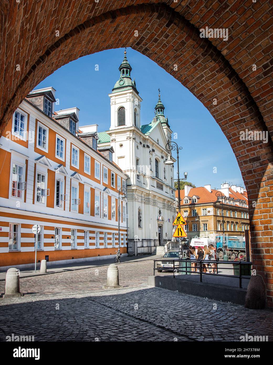 Warschauer Altstadt, Blick auf einen Sommertag einer Kirche vom Warschauer Barbican auf dem Altstädter Ring im historischen Viertel Stare Miasto in Warschau. Stockfoto