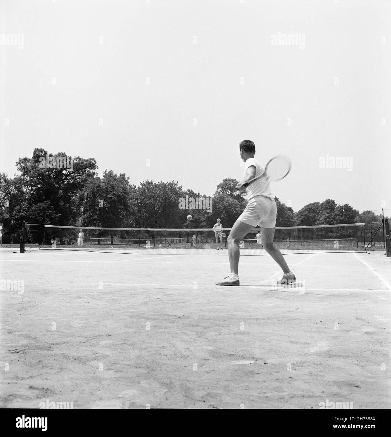 Zwei Männer spielen Tennis, Fairmont Park, Philadelphia, Pennsylvania, USA, Jack Delano, U.S. Farm Security Administration, U.S. Office of war Information Photograph Collection, Juli 1943 Stockfoto
