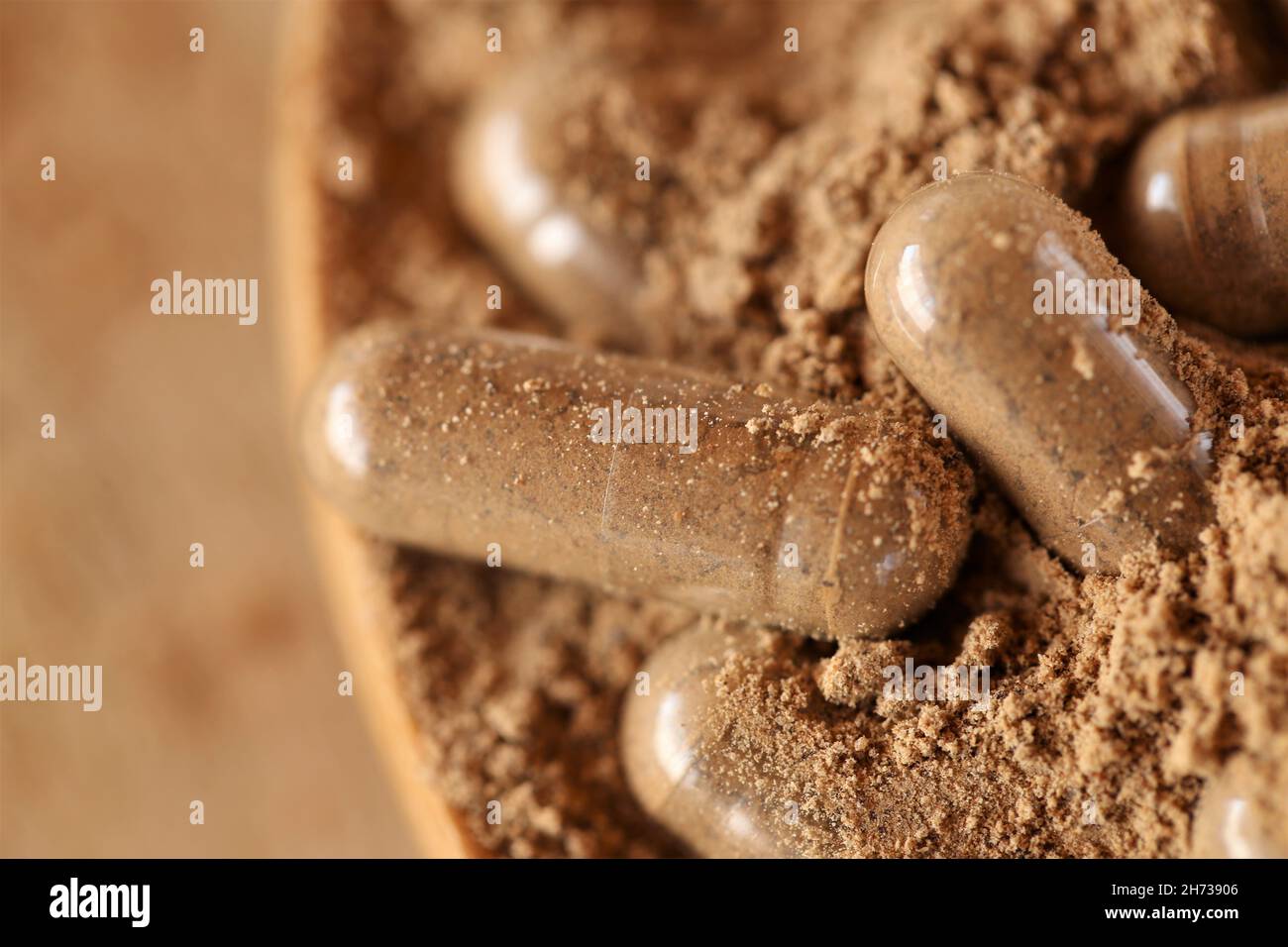 Guarana Kapseln. Kapseln mit Guarana Pulver. Alternative Medizin und Homöopathie.Nahrungsergänzungsmittel und Vitamine. Gesunde Ernährung. Sportliche Ernährung Stockfoto