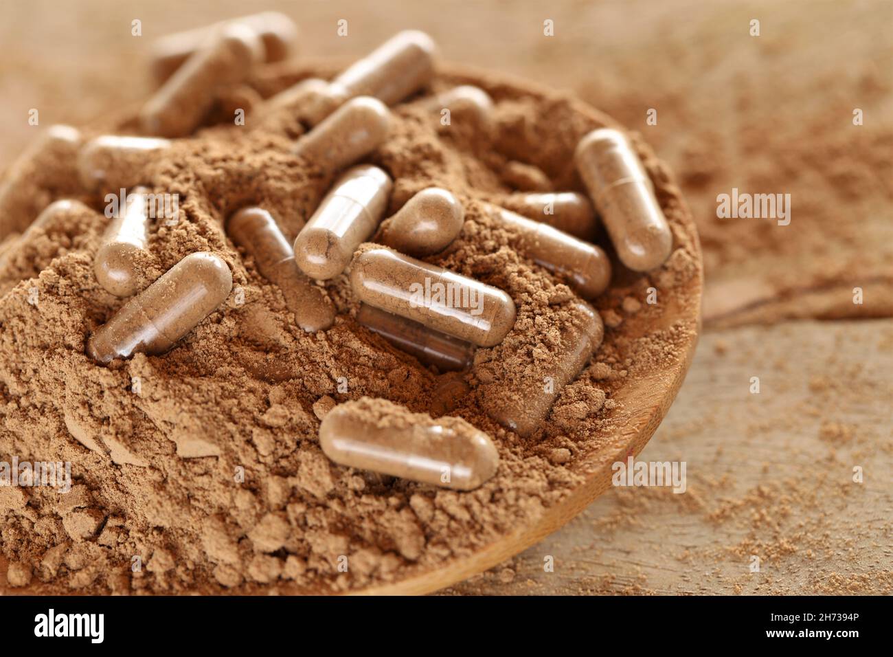 Guarana Kapseln in Guarana Pulver. Kapseln mit Guarana Pulver. Alternative Medizin und Homöopathie. Nahrungsergänzungsmittel und Vitamine. Sportnahrung Stockfoto