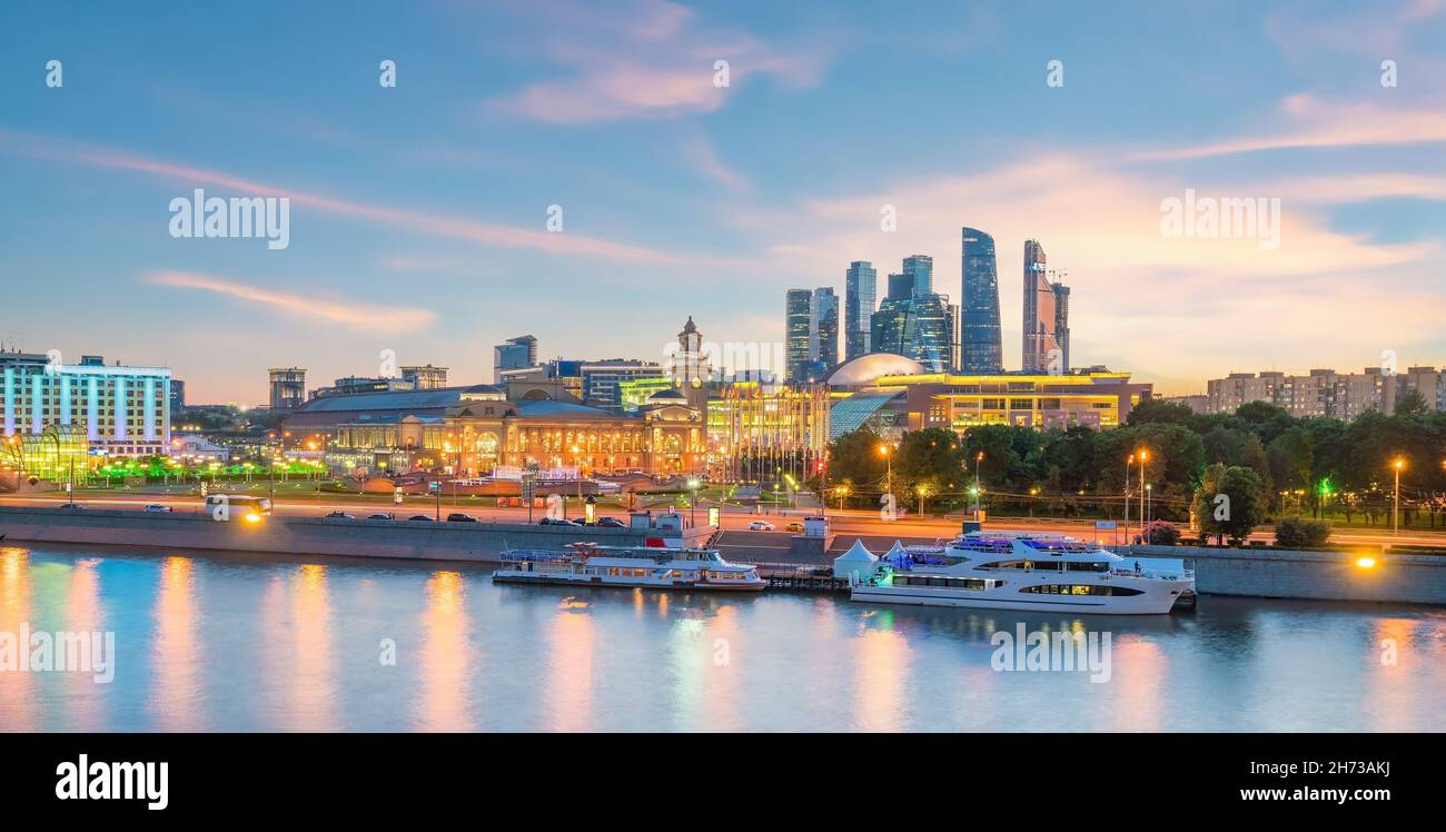 Moskau City Skyline Geschäftsviertel und Moskau Fluss in Russland Bei Sonnenuntergang Stockfoto