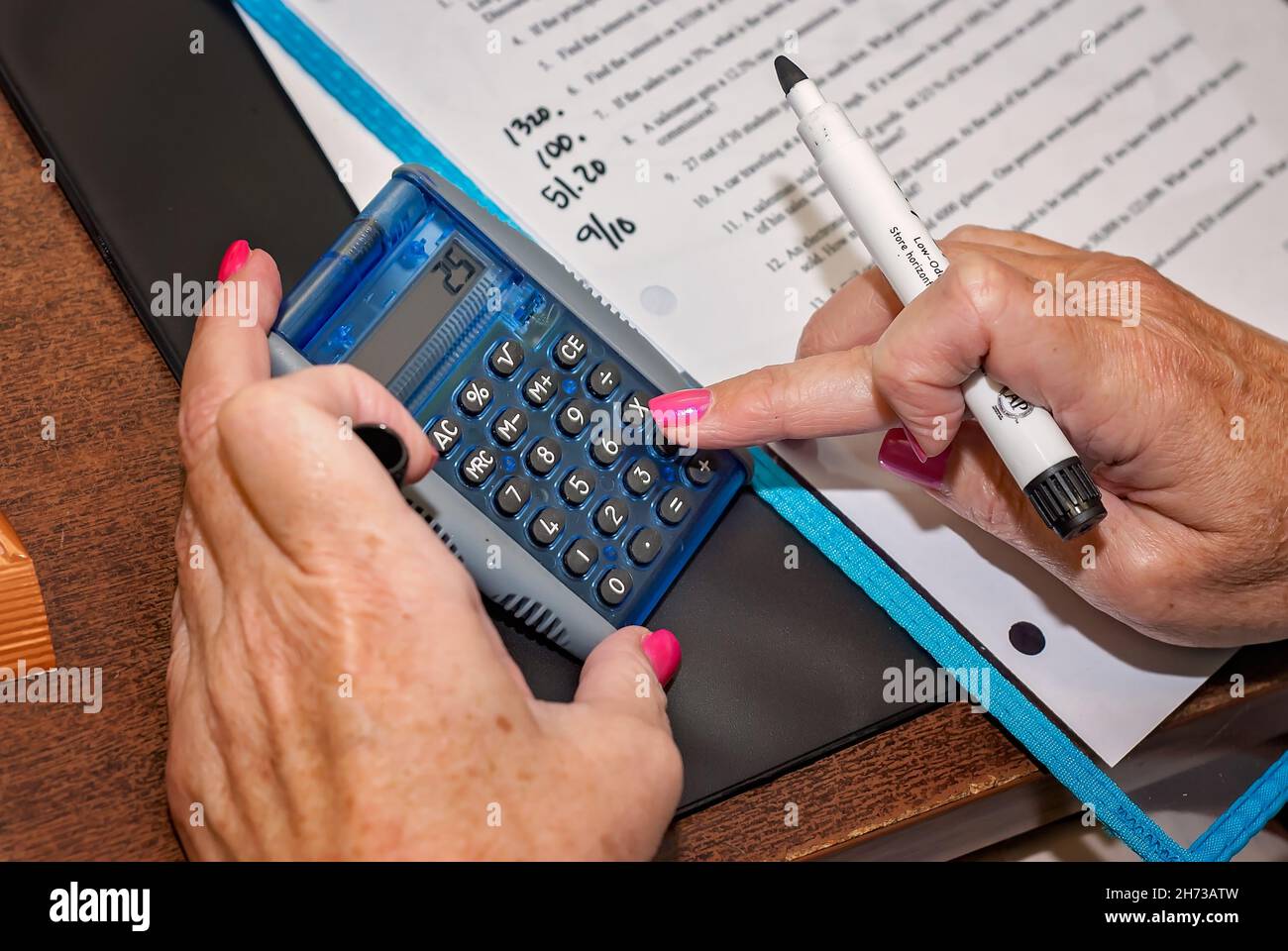 Eine Lehrerin verwendet einen Rechner während einer Klasse für die berufliche Entwicklung von Mathematiklehrern der K-8 an der Mississippi University for Women in Columbus, Mississippi. Stockfoto