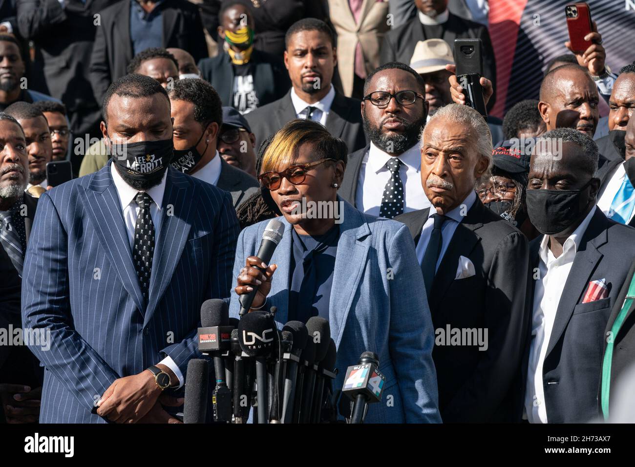 Wanda Cooper-Jones, Mutter des ermordeten Joggers Ahmaud Arbery, Zentrum, spricht an mehr als 500 schwarze Pastoren und Unterstützer, die sich vor dem Glynn County Courthouse am 18. November 2021 in Brunswick, Georgia, versammelten. Der Prozess gegen die Angeklagten Greg McMichael, Travis McMichael und einen Nachbarn, William 'Roddie' Bryan, wurde im Gerichtsgebäude fortgesetzt. Stockfoto