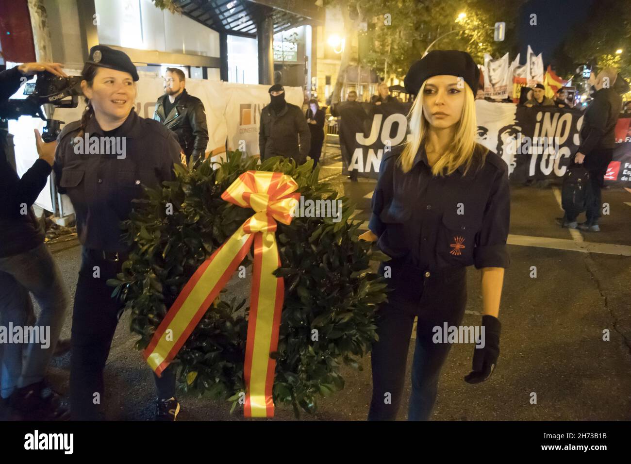 Die extreme Rechte in Spanien hat ein Wochenende voller nostalgischer Akte anlässlich der 20-N vorbereitet Dutzende Falangisten haben diesen Freitag, den 19. November, in den Straßen von Madrid anlässlich der 20-N demonstriert Das Datum, das mit dem 85th. Jahrestag des Mordes an José Antonio Primo de Rivera zusammenfällt, wird jedes Jahr zu einer Erhöhung der Symbole und vorkonstitutionellen Proklamationen. Die Ultras konzentrieren sich insbesondere auf Madrids Genova-Straße, ganz in der Nähe des LGTBIQ-Viertels Chueca. Es ist eine der ersten Mobilisierungen, die in ganz Spanien in diesem kleinen Jahr stattfinden wird Stockfoto