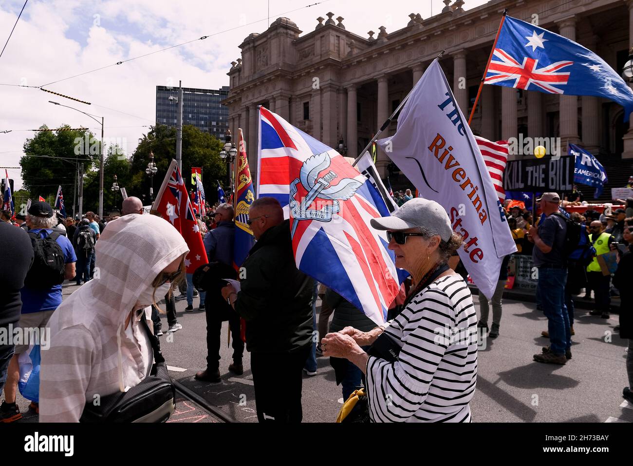 Melbourne, Australien, 20. November 2021. Protestveranstaltungen während zweier Straßenproteste im Geschäftsviertel von Melbourne. Nach einer Woche andauernden Protesten auf den Stufen des parlamentshauses durch „tötet den Gesetzentwurf“, die mit Morddrohungen und Gewalt in Verbindung gebracht wurden. Antifaschistische Demonstranten protestierten gegen die Erhöhung dessen, was sie als die extreme Rechte ansehen. Quelle: Michael Currie/Speed Media/Alamy Live News Stockfoto