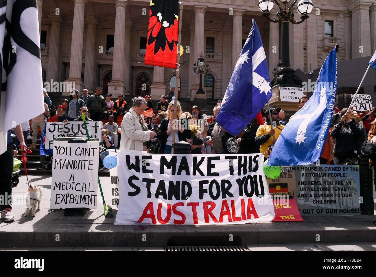 Melbourne, Australien, 20. November 2021. Protestveranstaltungen während zweier Straßenproteste im Geschäftsviertel von Melbourne. Nach einer Woche andauernden Protesten auf den Stufen des parlamentshauses durch „tötet den Gesetzentwurf“, die mit Morddrohungen und Gewalt in Verbindung gebracht wurden. Antifaschistische Demonstranten protestierten gegen die Erhöhung dessen, was sie als die extreme Rechte ansehen. Quelle: Michael Currie/Speed Media/Alamy Live News Stockfoto