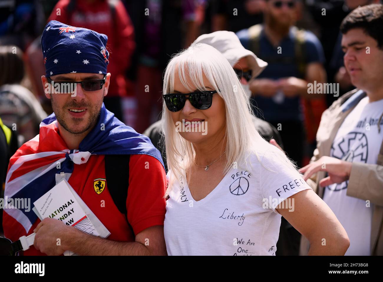 Melbourne, Australien, 20. November 2021. Protestveranstaltungen während zweier Straßenproteste im Geschäftsviertel von Melbourne. Nach einer Woche andauernden Protesten auf den Stufen des parlamentshauses durch „tötet den Gesetzentwurf“, die mit Morddrohungen und Gewalt in Verbindung gebracht wurden. Antifaschistische Demonstranten protestierten gegen die Erhöhung dessen, was sie als die extreme Rechte ansehen. Quelle: Michael Currie/Speed Media/Alamy Live News Stockfoto