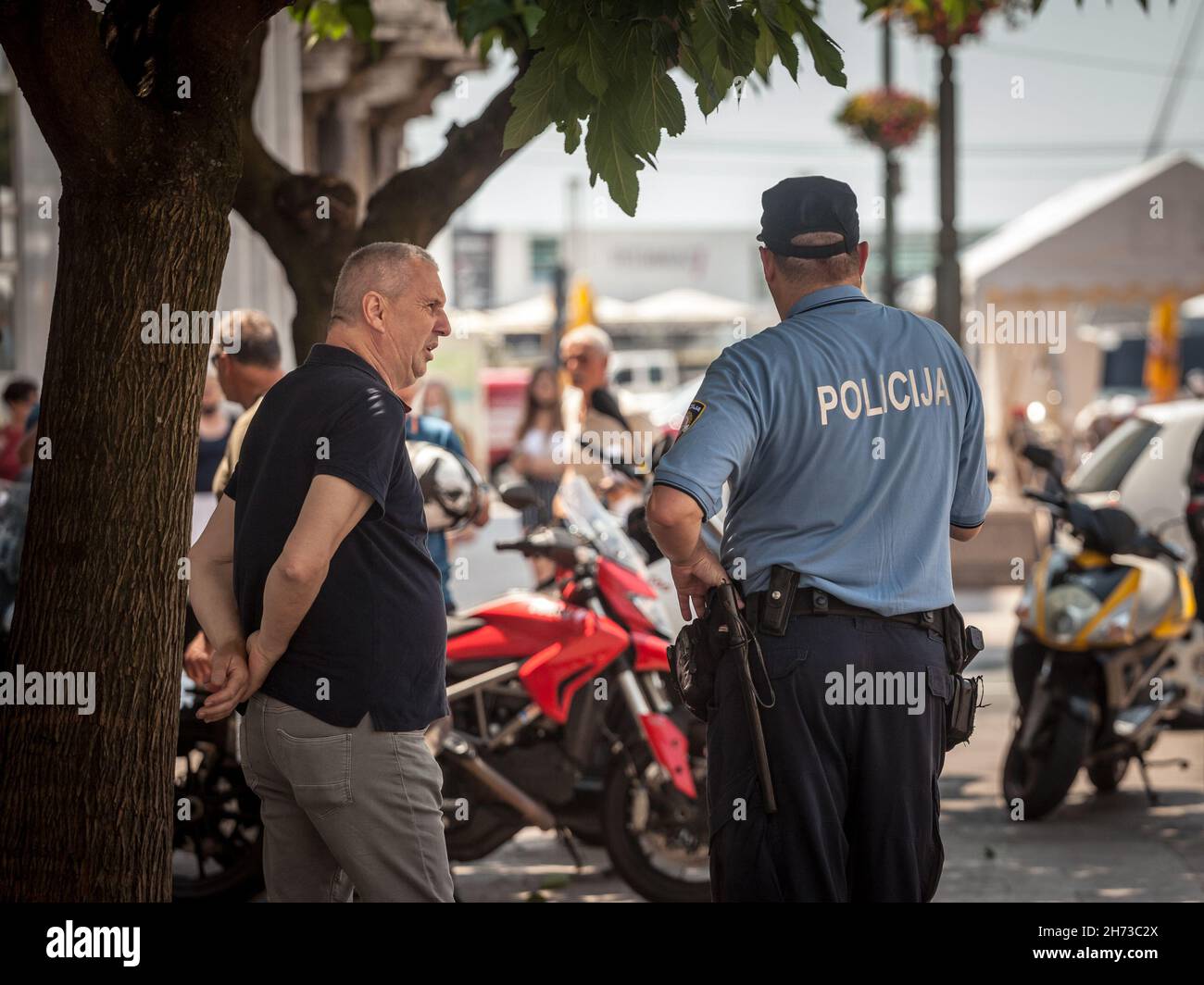 Bild eines kroatischen Polizeibeamten, der mit Bürgern in Rijeka, Kroatien, diskutiert. Die Strafverfolgung in Kroatien liegt in der Verantwortung der kroatischen Poli Stockfoto
