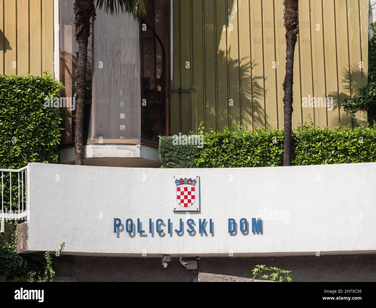 Bild des Eingangs zum Policijski dom von rijeka, dem lokalen Polizeipräsidium. Die Strafverfolgung in Kroatien liegt in der Verantwortung der Kroaten Stockfoto