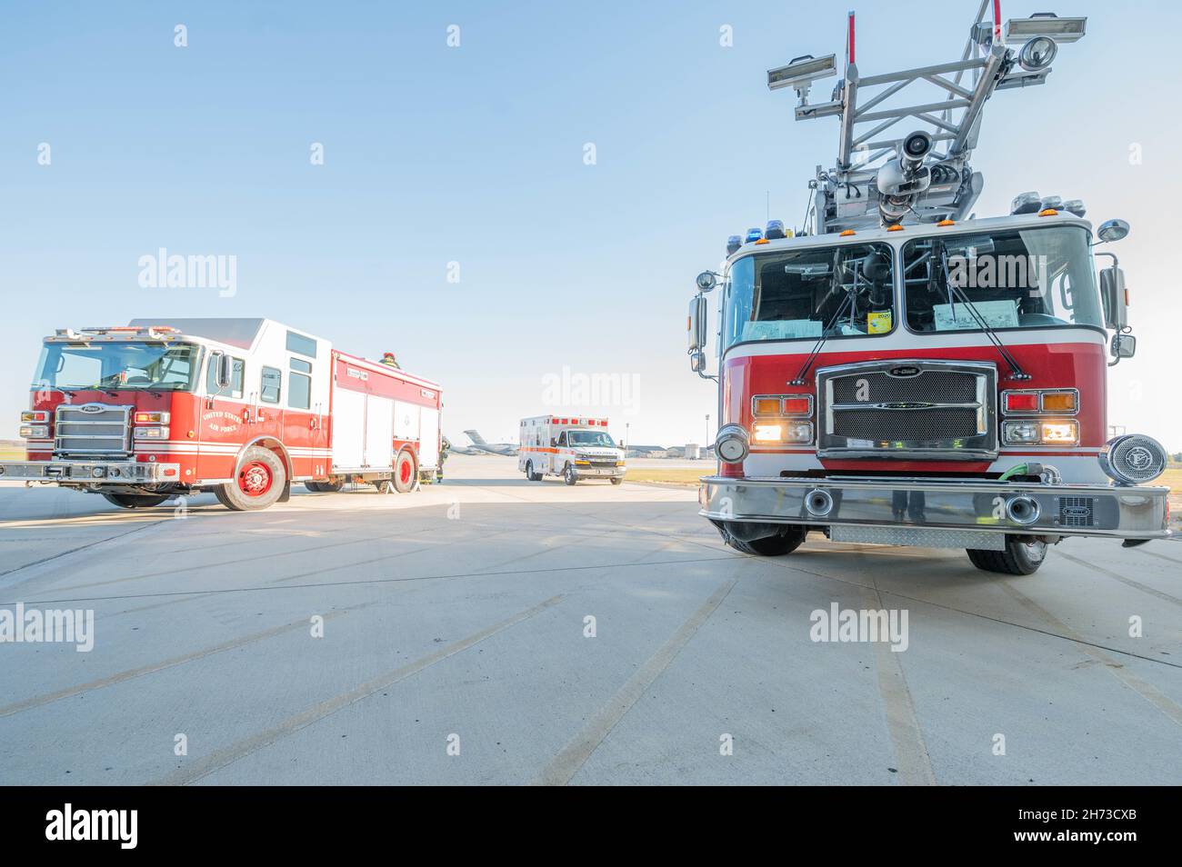 Team Dover Airmen von der 436th Civil Engineer Squadron Fire Department und 436th Health Care Operations Squadron Notfallmediziner kommen an, um während einer Übung auf der Dover Air Force Base, Delaware, am 18. November 2021, einen simulierten, nicht ansprechenden Airman aus einer Brennstoffzelle zu extrahieren. An der Übung, bei der die Rettung eines nicht ansprechbaren Luftfahrers aus einem engen Raum simuliert wurde, nahmen Flugleute und Zivilisten aus sechs Staffeln der Basis Teil. (USA Luftwaffe Foto von Mauricio Campino) Stockfoto