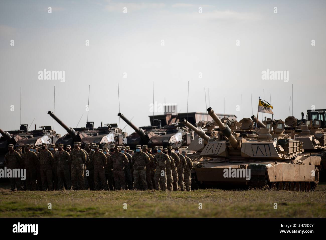 Nach Abschluss der Olympischen Zusammenarbeit 2021 in Petrochori Range, Triantafyllides Camp, Griechenland, 16. November 2021, kommen die hellenischen und US-Armeen zu einem Foto zusammen. US-Rotationstruppen in ganz Europa bauen Bereitschaft, Interoperabilität und Vertrauen mit NATO-Verbündeten und -Partnern auf. Olympic Cooperation 2021 ermöglicht den teilnehmenden Truppen eine rigorose Ausbildung in realistischen Trainingsumgebungen mit NATO-Verbündeten und -Partnern, um sicherzustellen, dass sie bereit und tödlich sind. (USA Armeefoto von CPL. Max Elliott/FREIGEGEBEN) Stockfoto