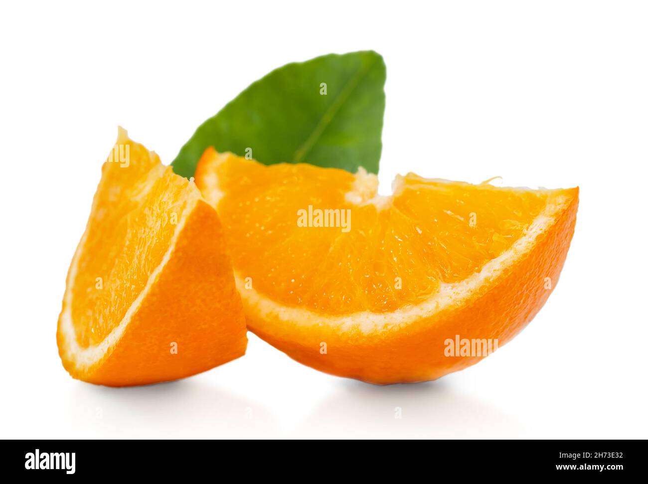 Zwei orangefarbene Scheiben mit grünem Blatt isoliert auf weißem Hintergrund Stockfoto