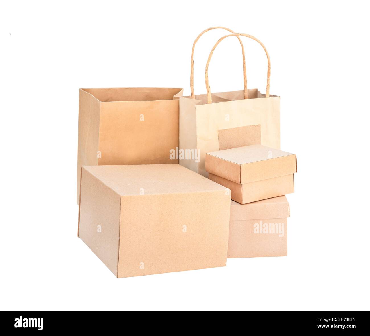 Set von Schachteln und Verpackungen isolieren. Braune Kartonschachteln und Einweg-Öko-Taschen auf weißem Hintergrund Stockfoto