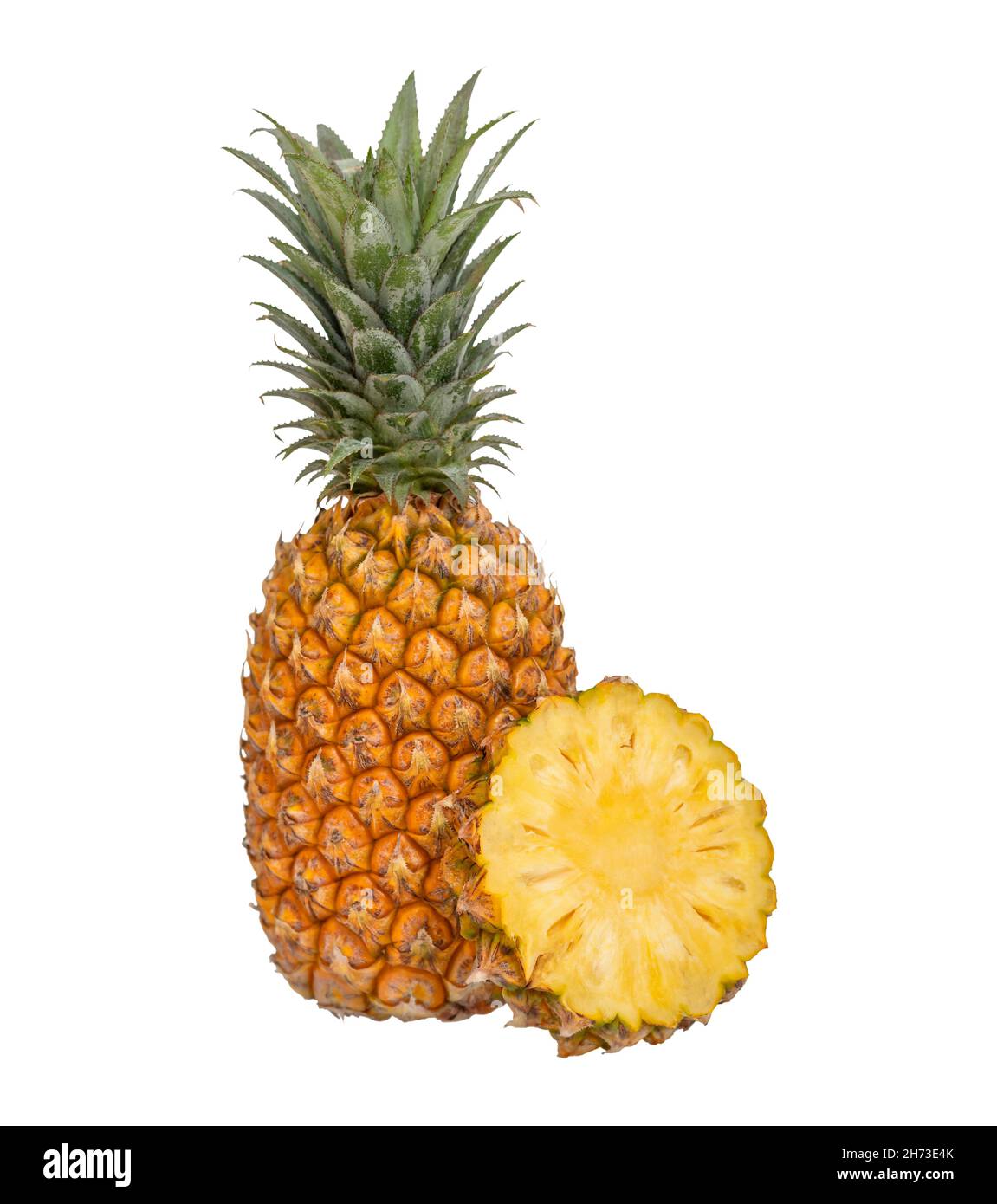 Saftig süße Ananas und Stück isoliert auf weißem Hintergrund Stockfoto