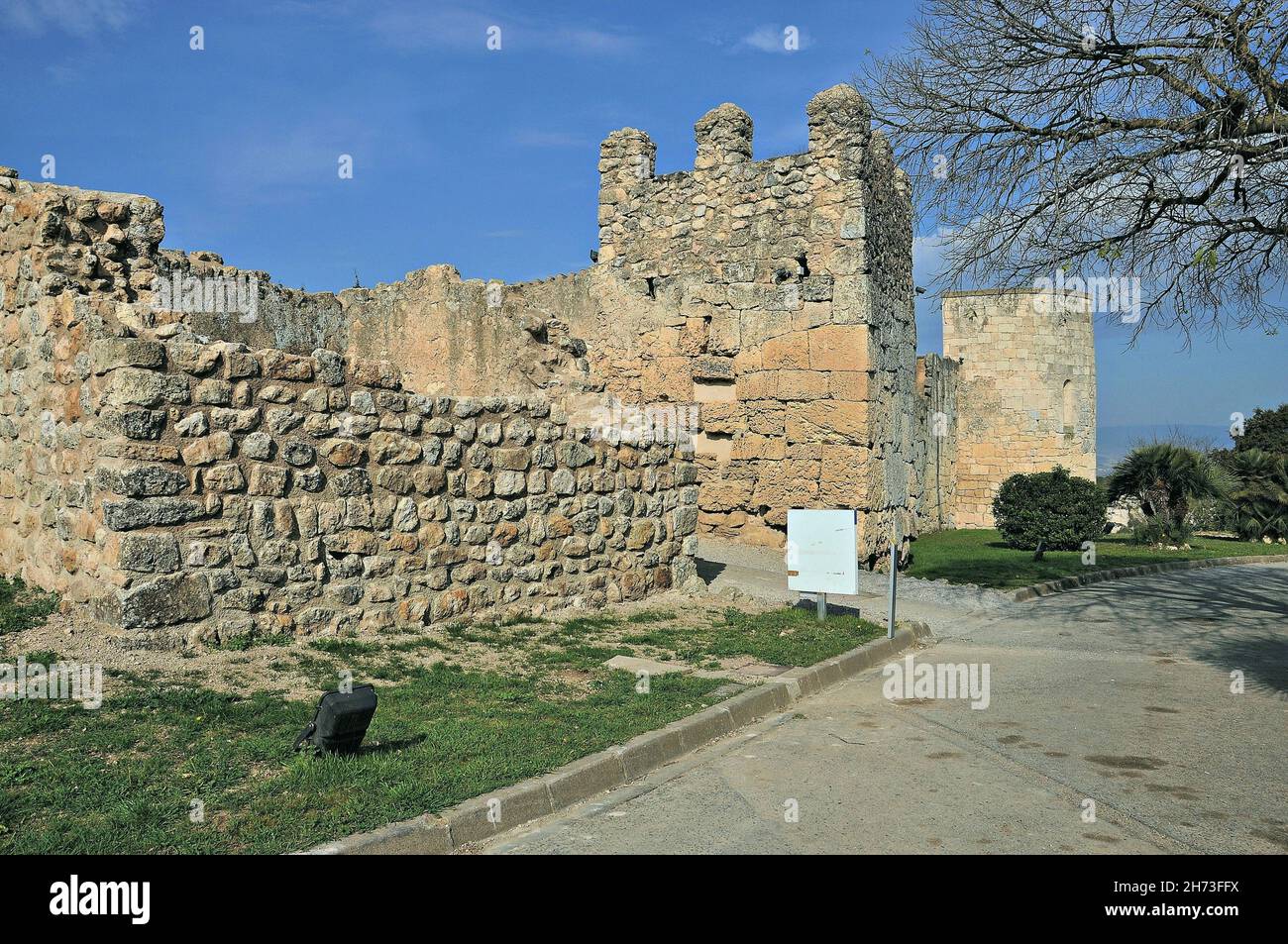 Römische Mauer des Archäologiemuseums von Katalonien in Olèrdola der Provinz Alto Panadés in Barcelona, Katalonien, Spanien Stockfoto