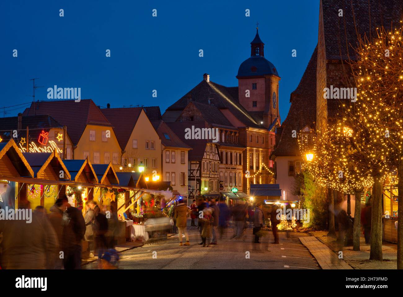 FRANKREICH, BAS-RHIN (67), WISSEMBOURG, WEIHNACHTSMARKT, AVENUE OF THE SUB PREFECTURE Stockfoto