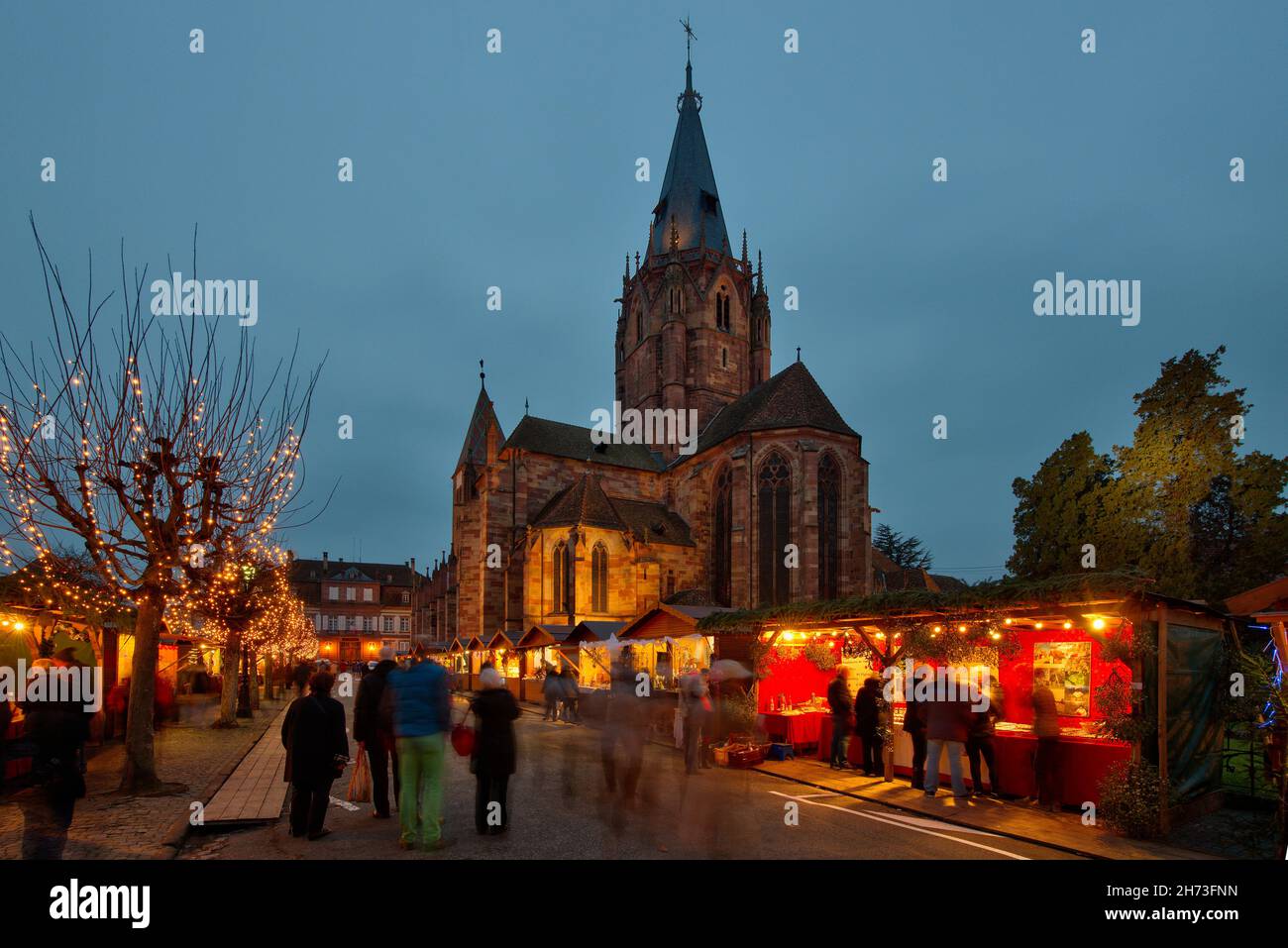 FRANKREICH, BAS-RHIN (67) WISSEMBOURG, WEIHNACHTSMARKT UND ABTEIKIRCHE ST. PETER UND PAUL, AVENUE DER SUB-PRÄFEKTUR Stockfoto