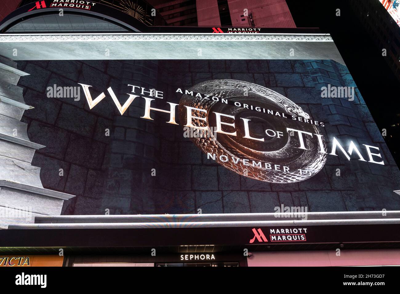 New York, NY - 19. November 2021: Werbung auf einer riesigen Plakatwand für Amazon  Prime Video, die neueste Serie The Wheel of Time auf dem Times Square  Stockfotografie - Alamy