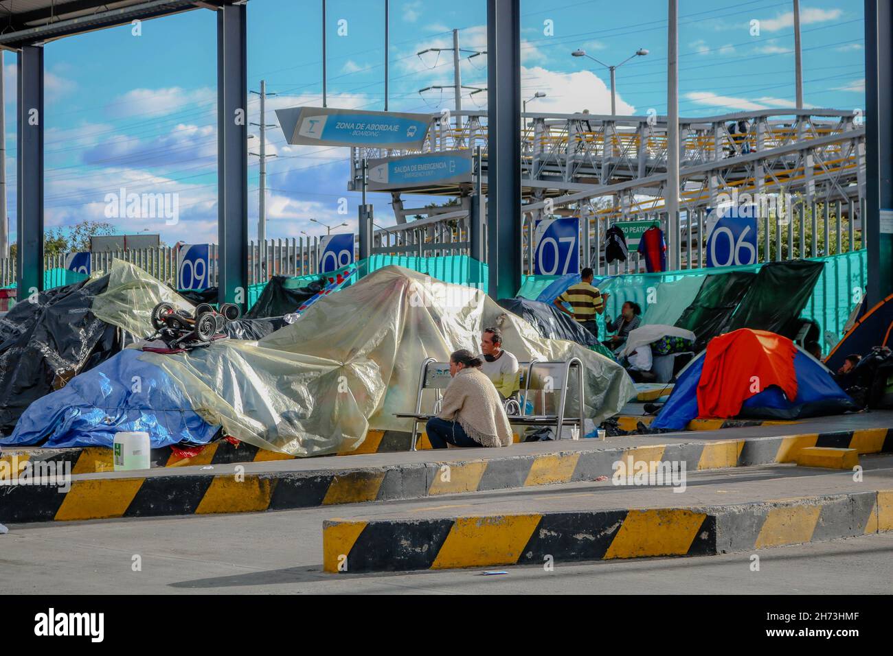 Venezolanische Migrantenfamilien, die im nördlichen Verkehrsknotenpunkt in Bogota, Kolumbien, leben, erhalten am 18. Juli 2020 im Rahmen der von der Pandemie COVID-19 vereisten Sperrungen Hilfshilfen. Stockfoto