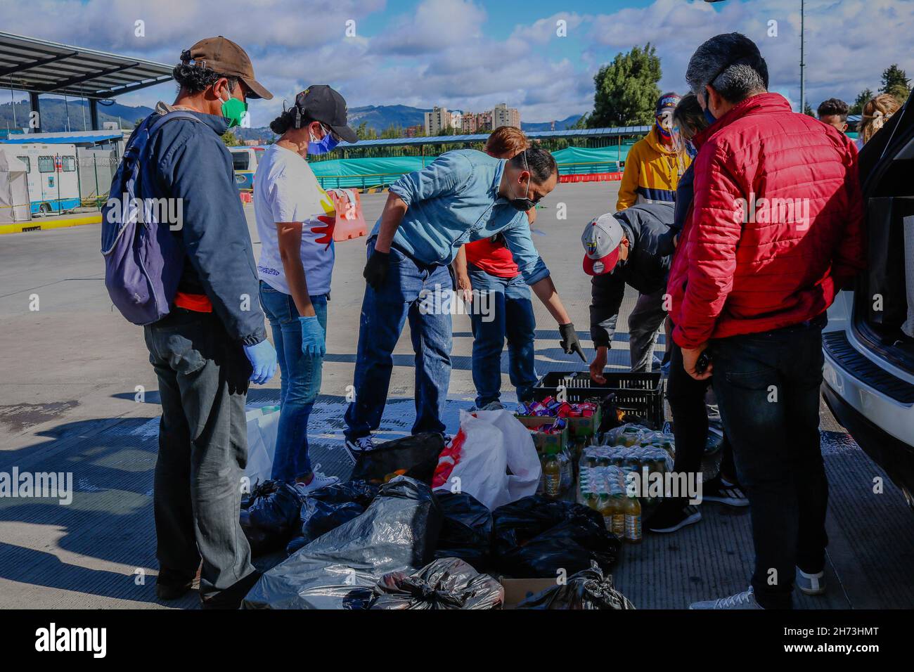 Venezolanische Migrantenfamilien, die im nördlichen Verkehrsknotenpunkt in Bogota, Kolumbien, leben, erhalten am 18. Juli 2020 im Rahmen der von der Pandemie COVID-19 vereisten Sperrungen Hilfshilfen. Stockfoto