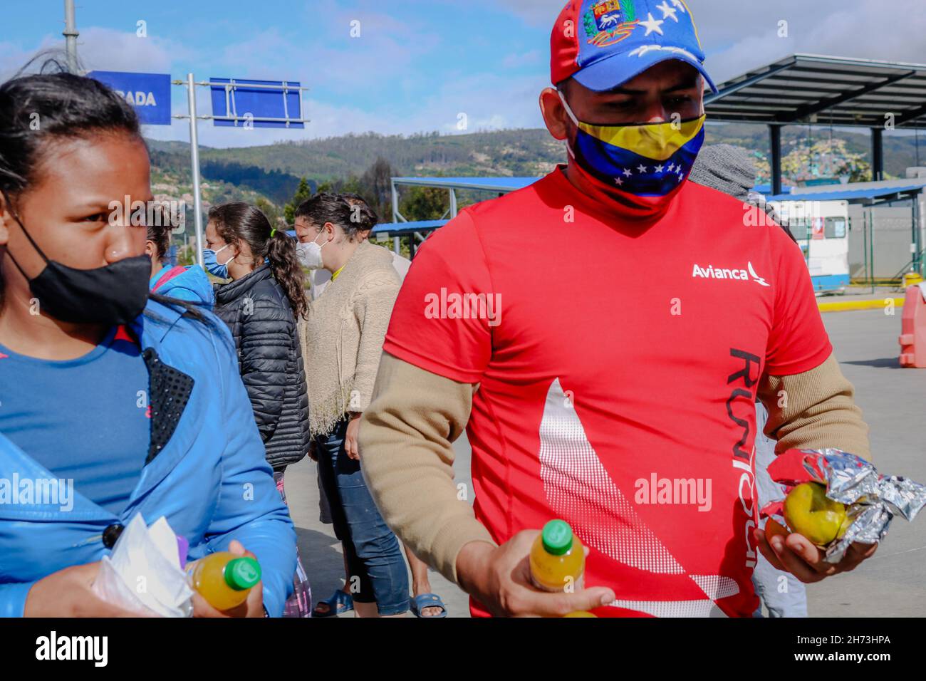 Venezolanische Migrantenfamilien, die im nördlichen Verkehrsknotenpunkt in Bogota, Kolumbien, leben, erhalten am 18. Juli 2020 im Rahmen der von der Pandemie COVID-19 vereisten Sperrungen Hilfshilfen. Stockfoto