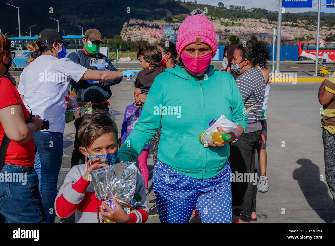 Venezolanische Migrantenfamilien, die im nördlichen Verkehrsknotenpunkt in Bogota, Kolumbien, leben, erhalten am 18. Juli 2020 im Rahmen der von der Pandemie COVID-19 vereisten Sperrungen Hilfshilfen. Stockfoto