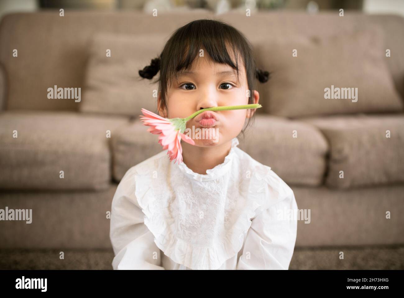 Niedliche kleine Mädchen Grimassen Stockfoto