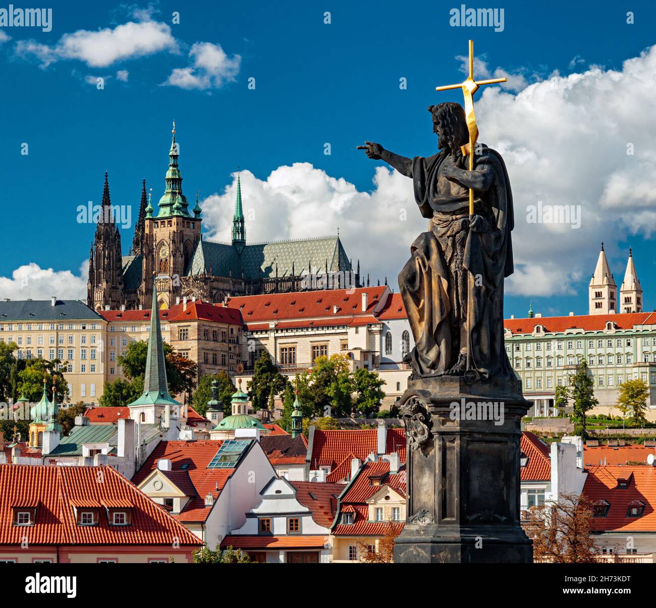 Statue des heiligen Johannes des Täufers auf der Karlsbrücke, Prag, Tschechische republik Stockfoto
