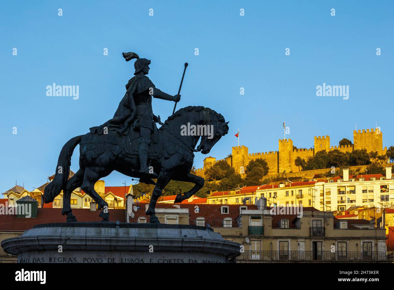 Lissabon, Portugal. Statue von Dom Joao I in Praca da Figueira. Castelo de Sao Jorge im Hintergrund. Die Statue des Königs ist das Werk von Leopoldo de A Stockfoto