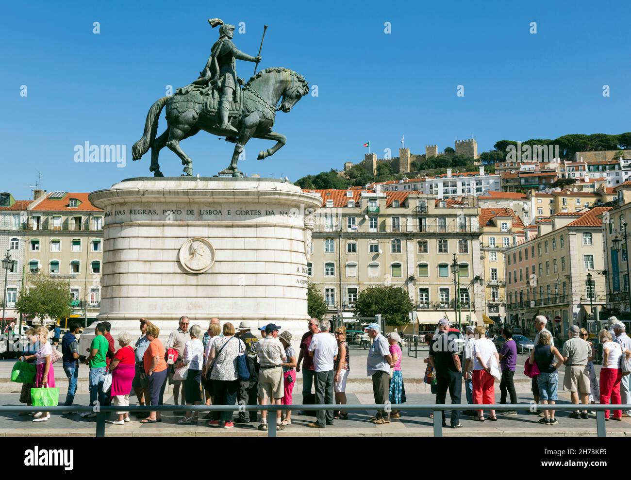 Lissabon, Portugal. Statue von Dom Joao I in Praca da Figueira. Castelo de Sao Jorge im Hintergrund. Die Statue des Königs ist das Werk von Leopoldo de A Stockfoto