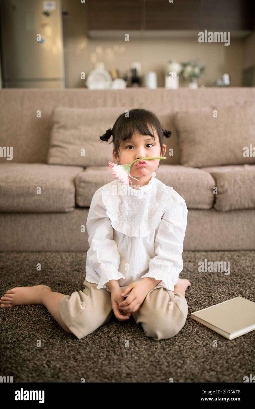 Niedliche kleine Mädchen Grimassen Stockfoto