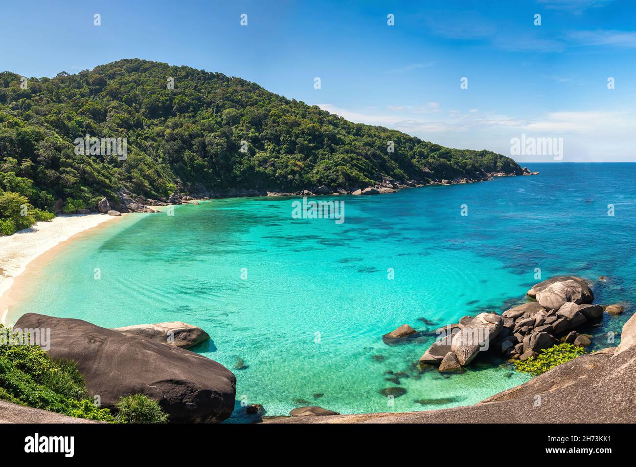 Tropische Inseln mit blauem Meerwasser und weißem Sandstrand auf Similan Islands vom berühmten Aussichtspunkt, Phang Nga Thailand Naturlandschaft Stockfoto