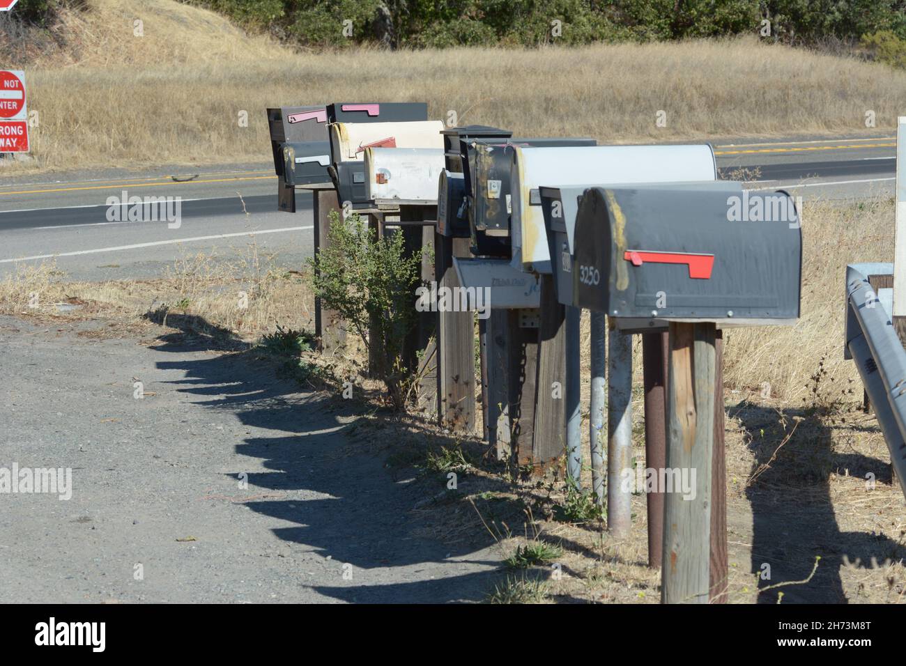 Ländliche Postfächer in Kalifornien für die Zustellung der US-Post auf öffentlichen Straßen Stockfoto