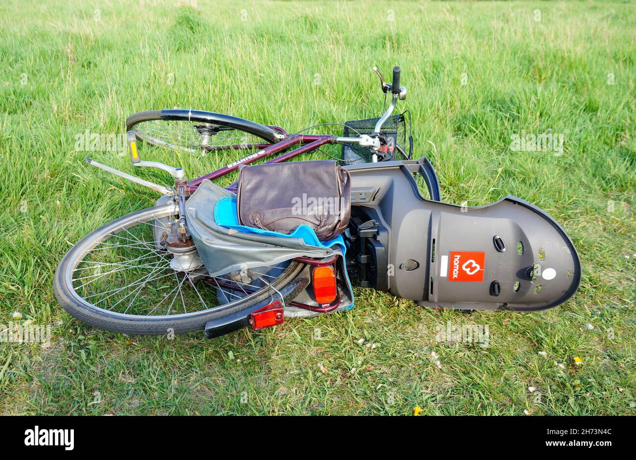 POZNAN, POLEN - 09. Mai 2015: Nahaufnahme eines Fahrrads mit einem Babysitz auf grünem Gras in Poznan, Polen Stockfoto