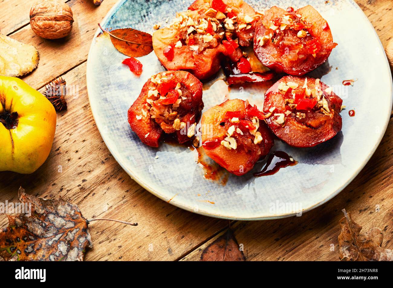 Süßes türkisches Quitten- oder Apfeldessert mit Karamellisierung. Herbstlich süß Stockfoto