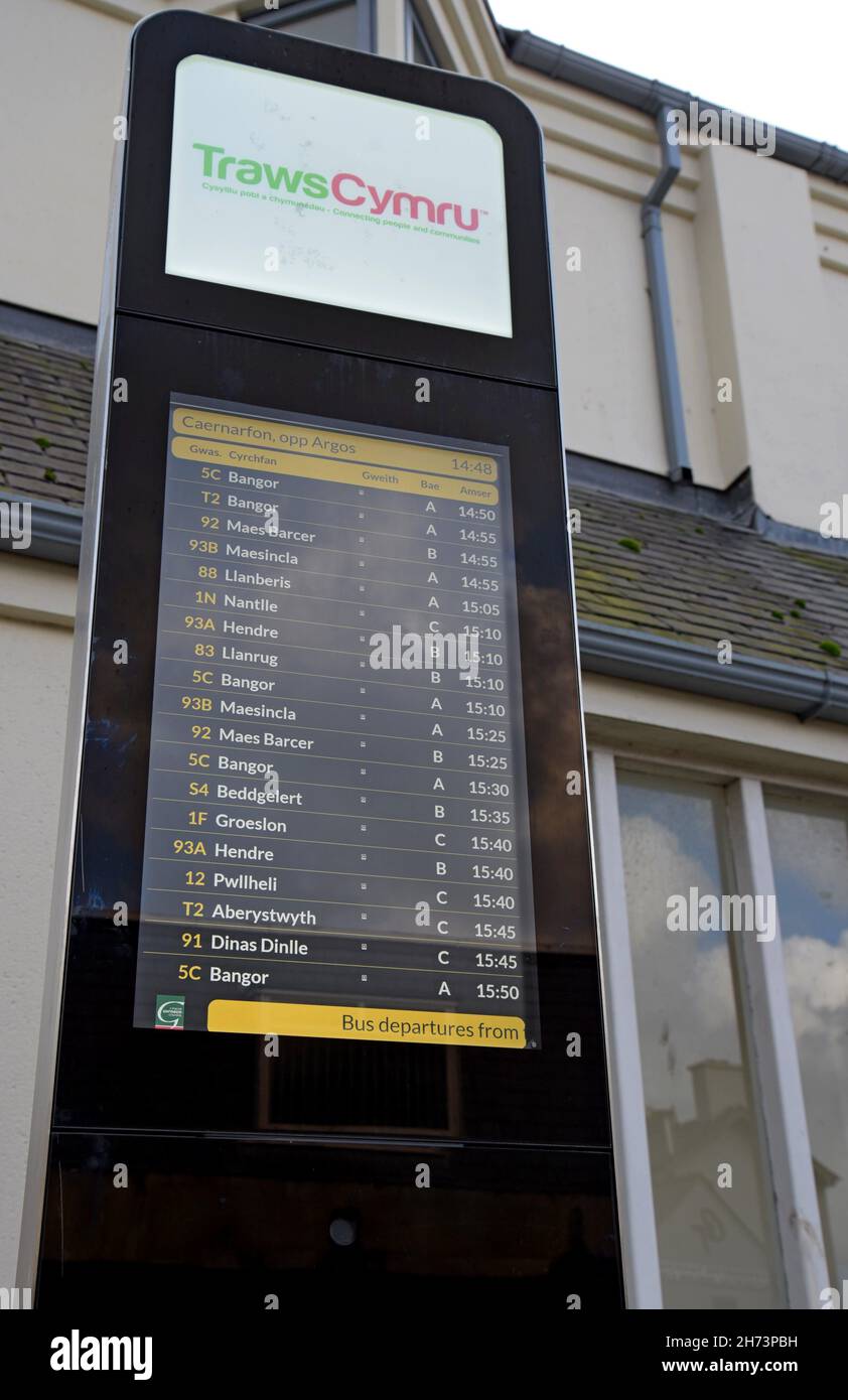 Digitale Anzeige der Buszeiten für Traws Cymru-Busdienste in Caernarfon, Wales. Stockfoto
