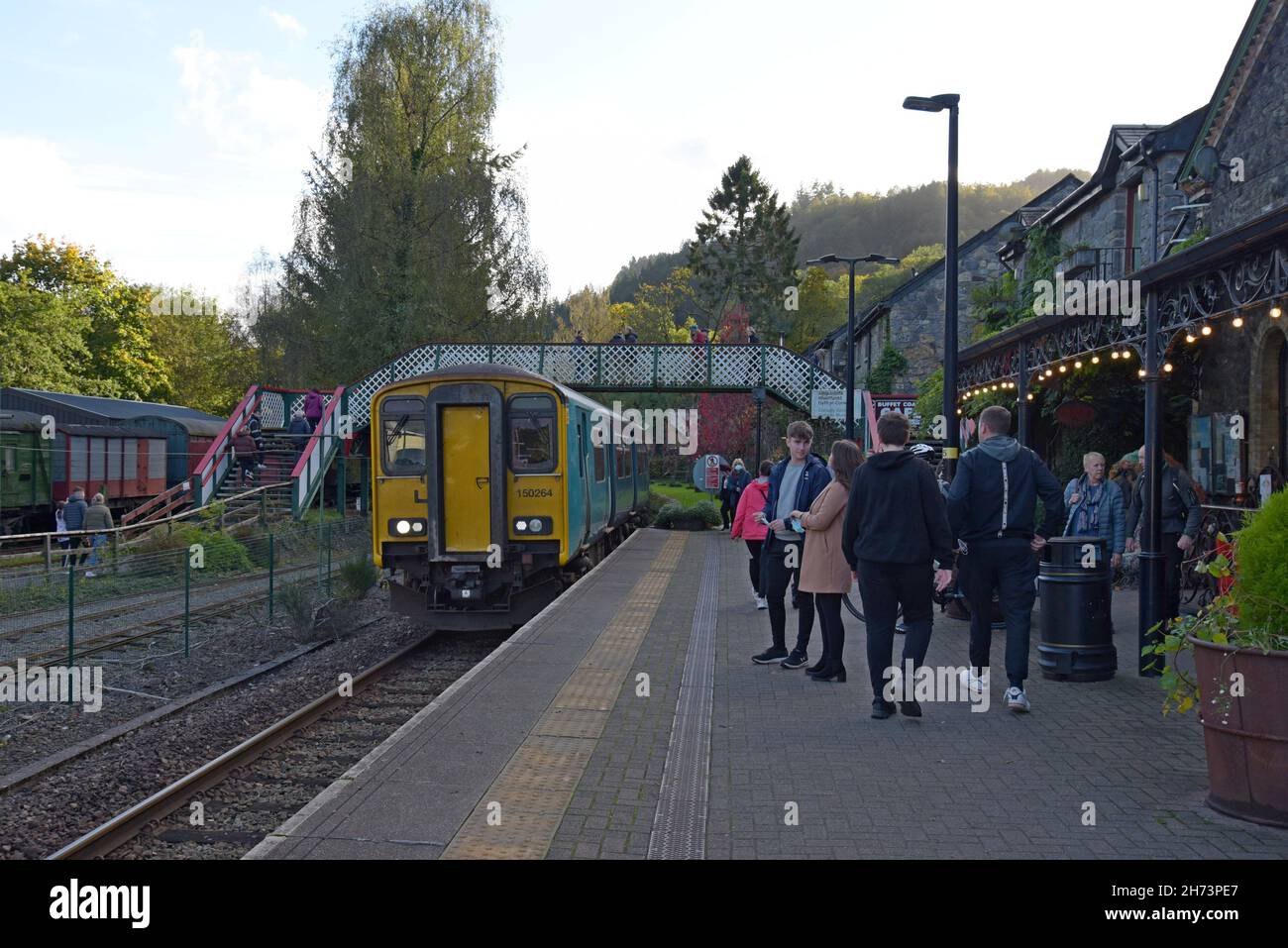 Ein Sprinter-DMU-Zug der Klasse 150 kommt am Bahnhof Betws-y-coed auf der Conwy Valley Line, North Wales, im Oktober 2021 an Stockfoto