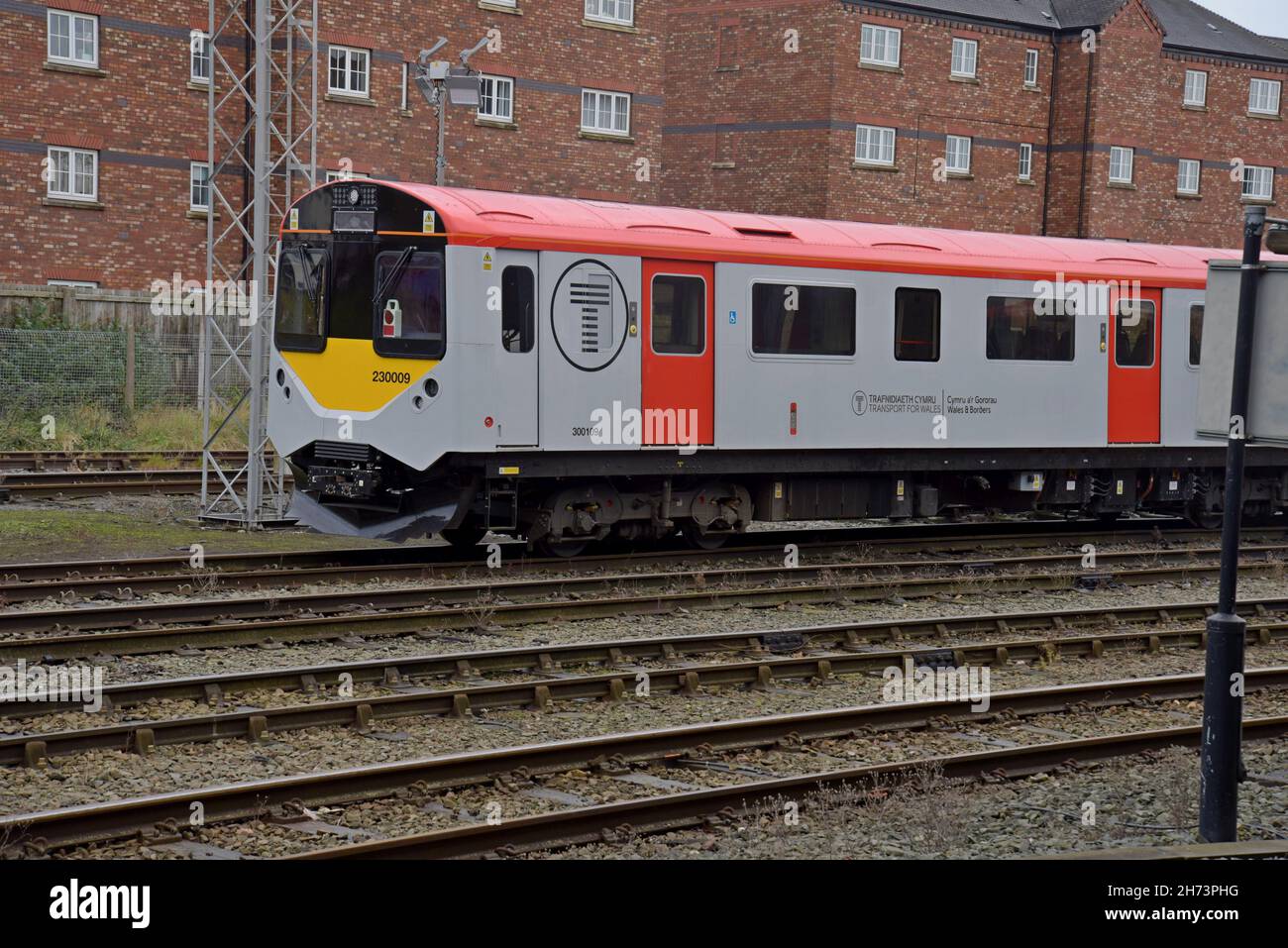Ein Transportmittel der Klasse 230 für Wales am Bahnhof Chester. Von Viva Rail aus der Londoner U-Bahn D umgebaut, wird es auf der Wrexham-Linie verwendet Stockfoto