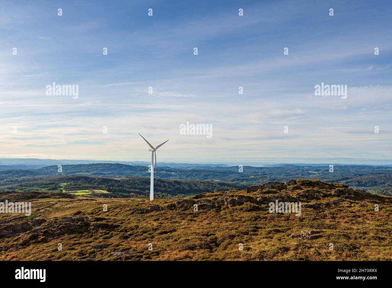 Isolierter Windgenerator auf dem Berg mit Kopierraum. Stockfoto