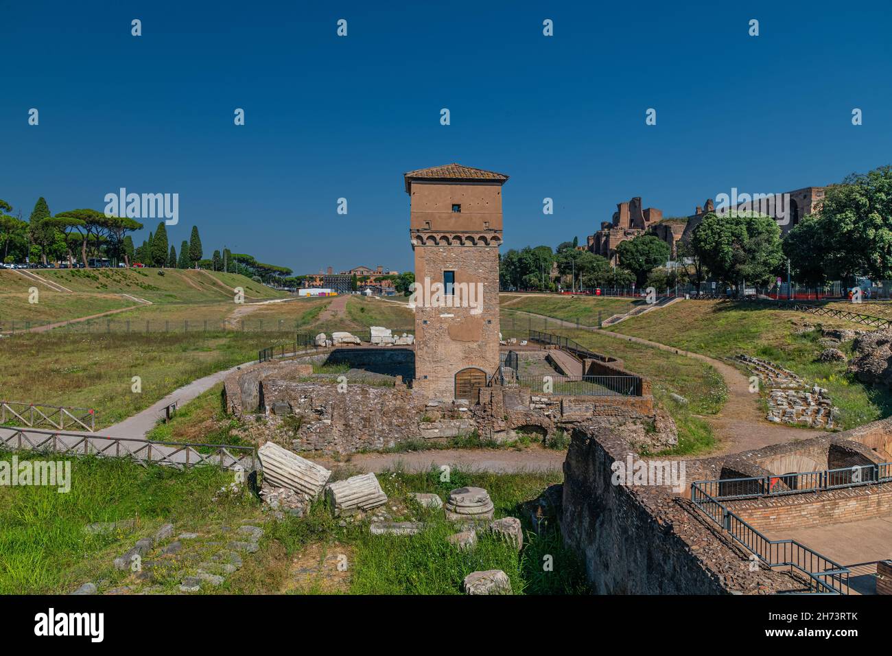 Circus Maximus (italienisch: Circo Massimo) antike Stadionruinen und mittelalterlicher Turm von Moletta in Rom, Italien Stockfoto