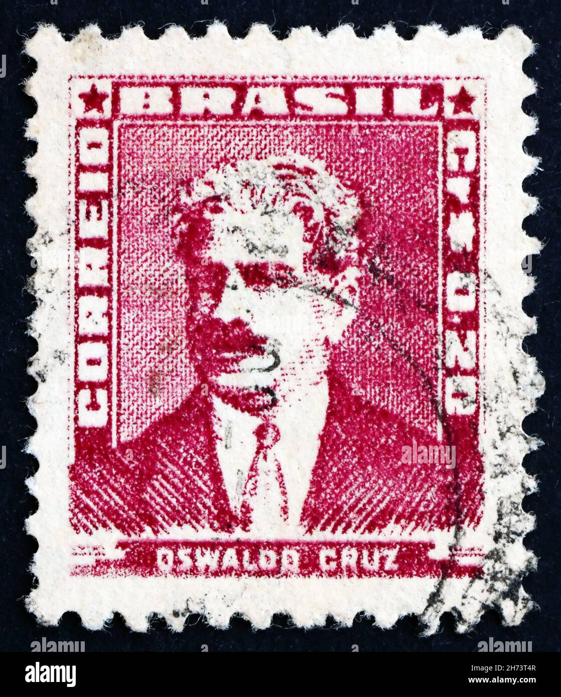 BRASILIEN - UM 1954: Eine in Brasilien gedruckte Marke zeigt Oswaldo Cruz, Arzt und Bakteriologe, Gründer des Oswaldo Cruz Instituts, um 1954 Stockfoto