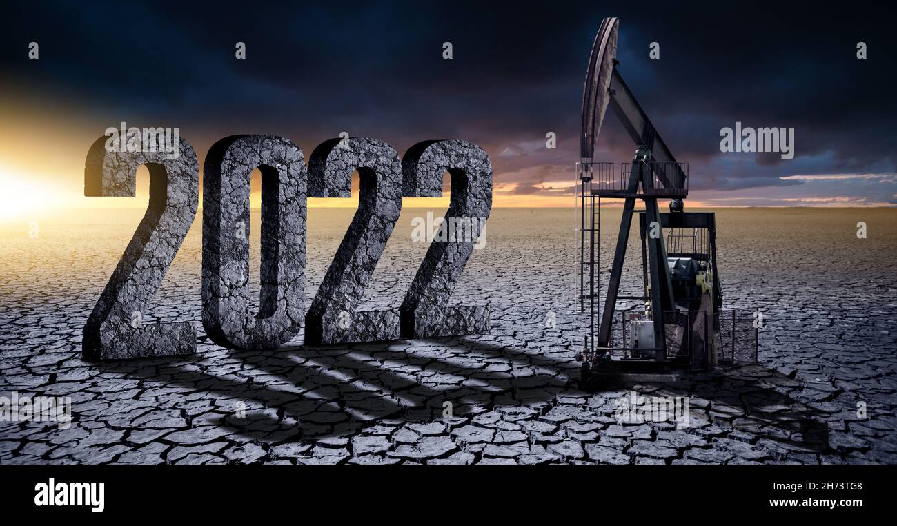 Ölbohrinsel in der Wüste mit Abbildungen 2022 auf einem Hintergrund eines dramatischen Himmels. Symbol der Krise in der Ölindustrie Stockfoto