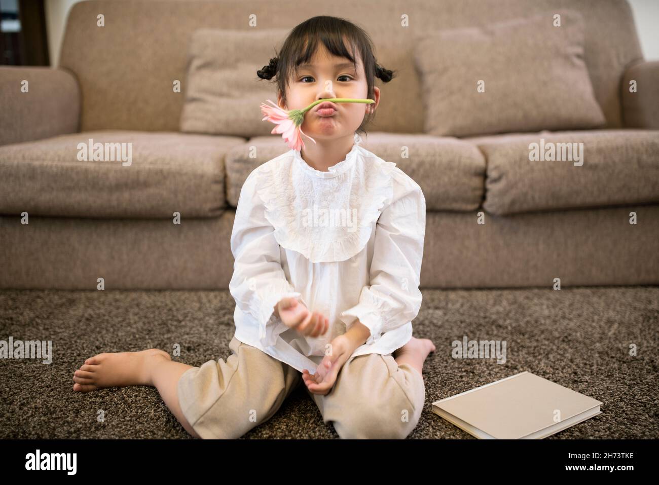 Niedliche kleine Mädchen Grimassen Stockfoto