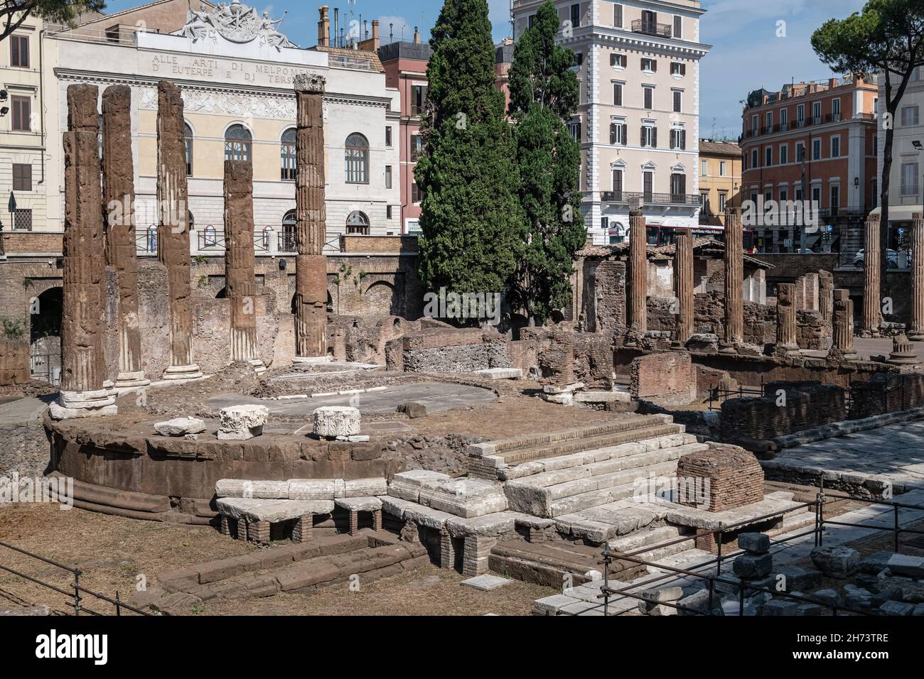 Stadtbild und generische Architektur aus Rom, der italienischen Hauptstadt. Largo di Torre Argentina, Turm von Argentinien. Stockfoto