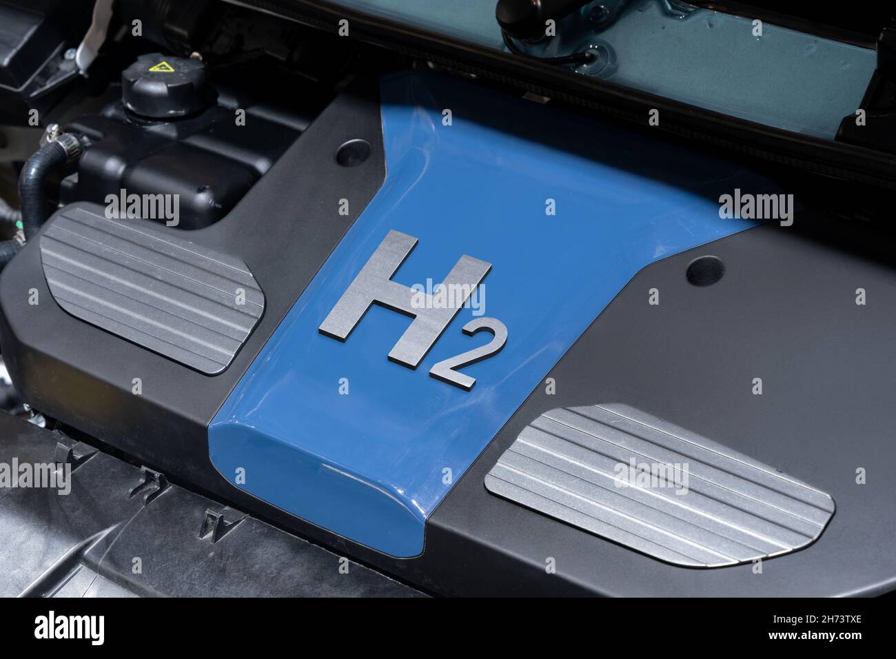 Konzept des Autos mit dem Motor auf Wasserstoff-Kraftstoff Stockfoto